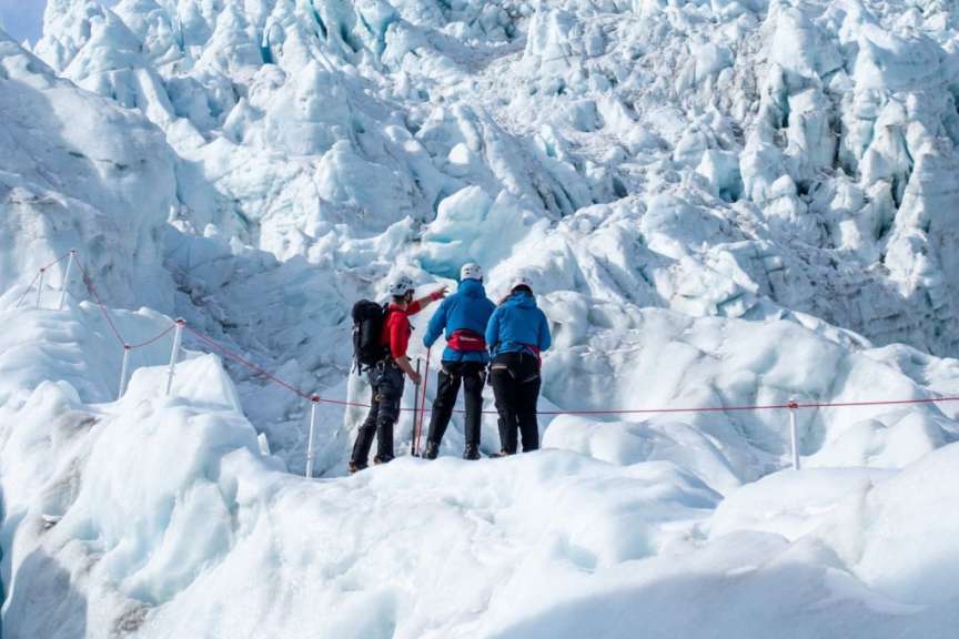 Geführte Gletscherwanderung: mit Steigeisen durchs Eis