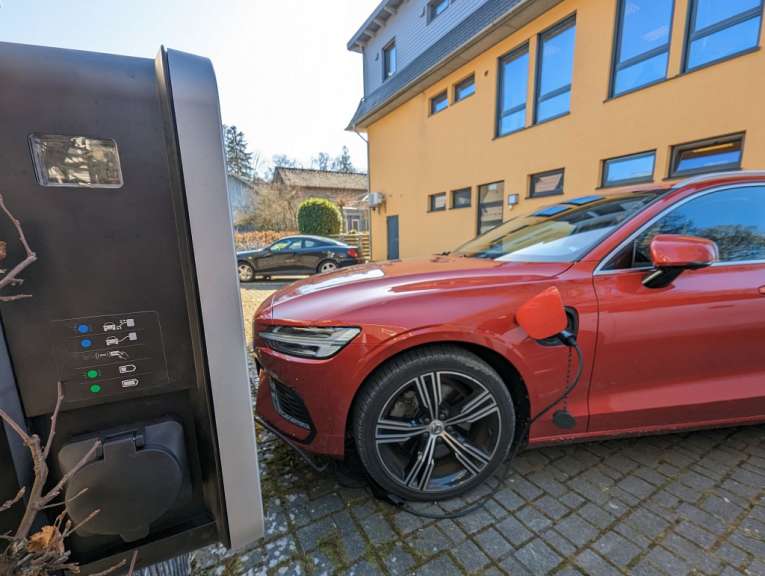 Laden während der Arbeitszeit: E-Mobilität bei Umfulana