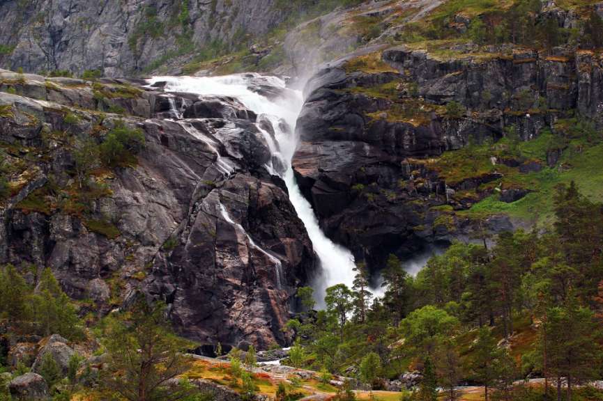 Einer von vier Wasserfällen: Nykkjesoyfossen
