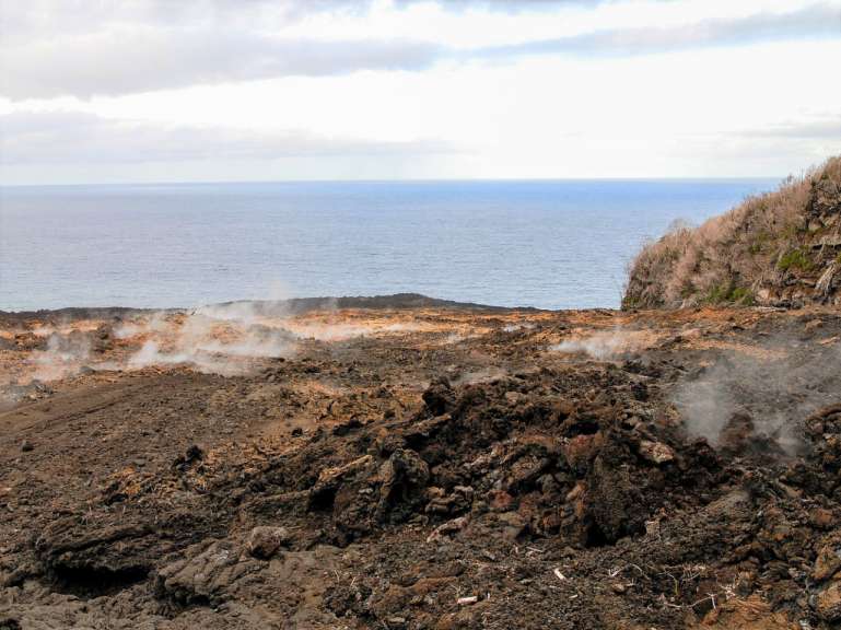 Lavafeld an der Küste