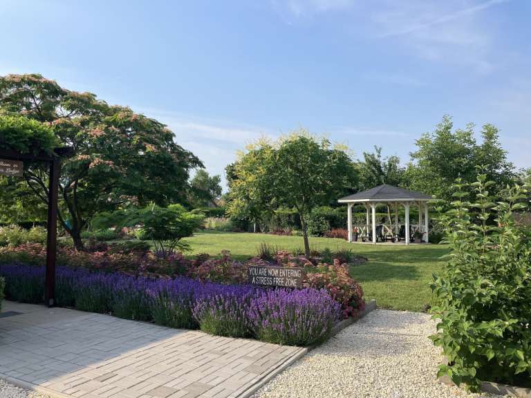 Lädt zum Verweilen ein: weitläufiger Garten