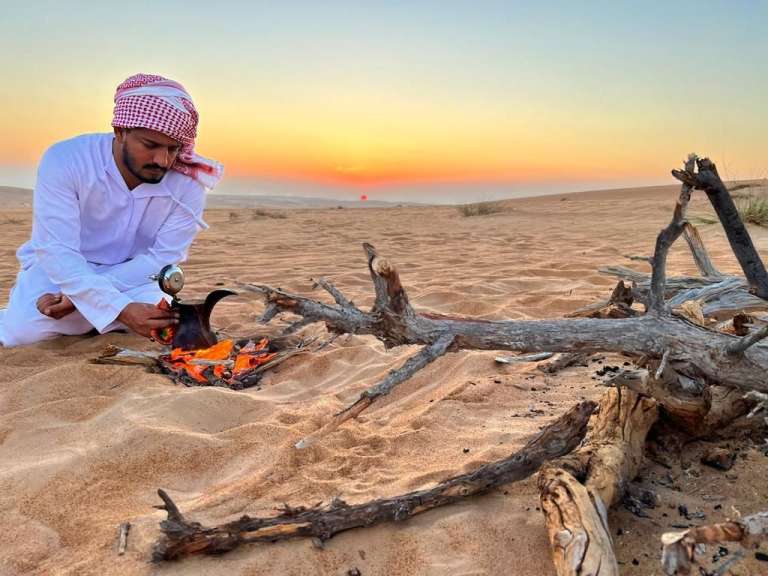 Friedliche Abendstimmung: Kochen über offenem Feuer