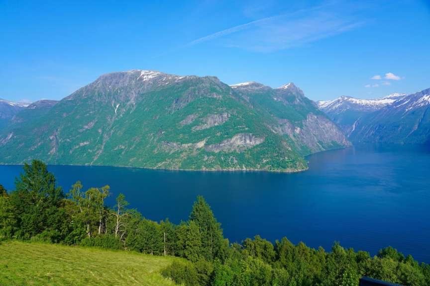 Blick vom Sætrenibba: Synnylvsfjord im Sommer