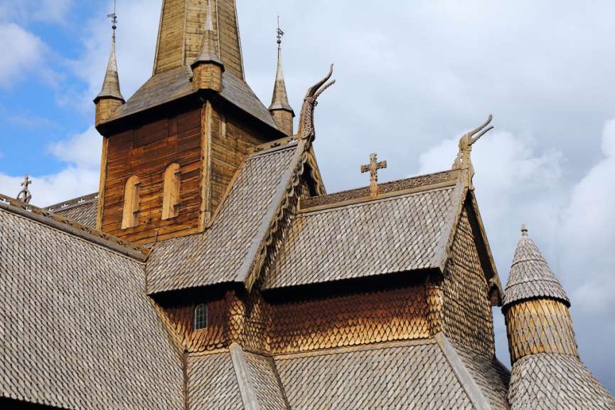 Erbaut im 12. Jahrhundert: Stabkirche von Lom