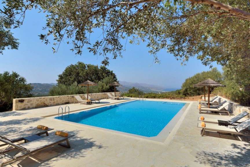 Pool mit Sonnenterrasse