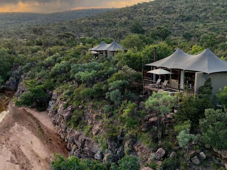 Blick auf den Fluss: Lodge im Welgevonden-Wildreservat