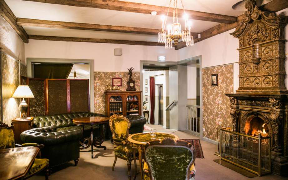 Salon mit offenem Kamin