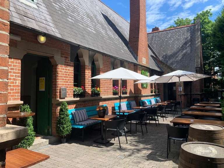 Freundlicher denn je: altes Schulhaus von St. Stephen's