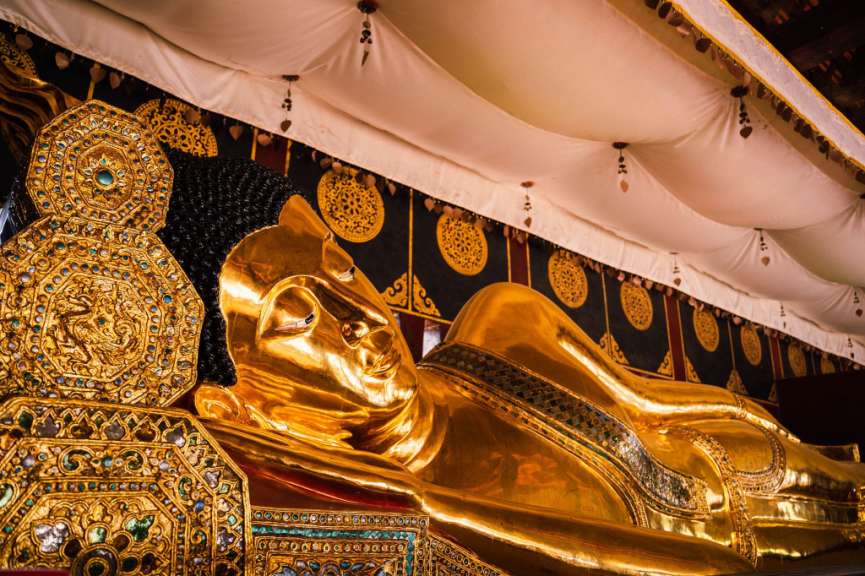 Wat Chedi Tempel: liegender Buddha