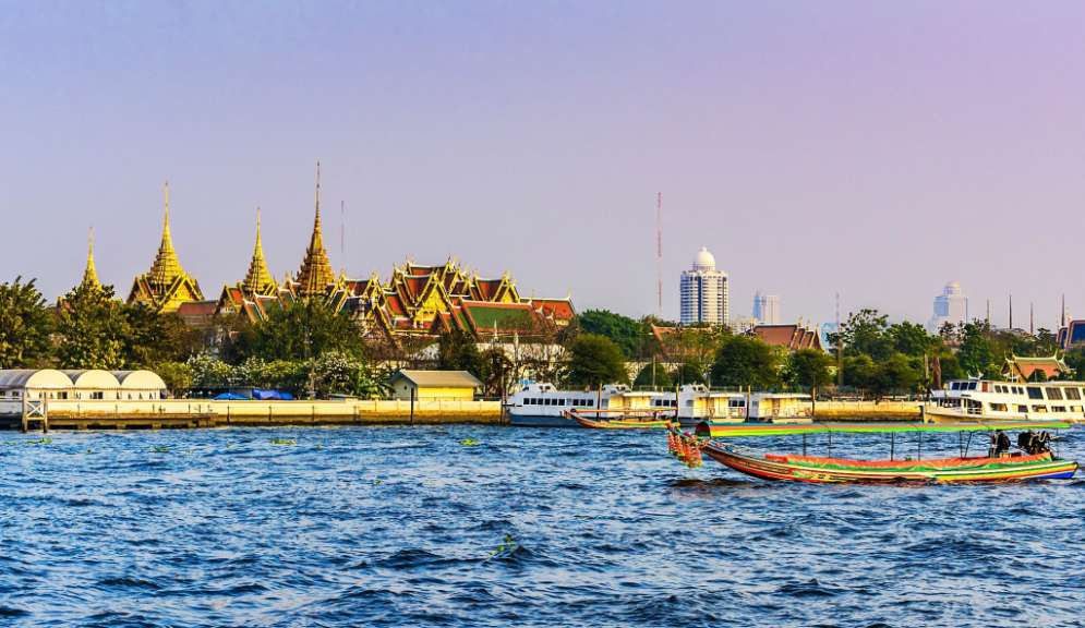 Blick über den Chao Praya auf Bangkok