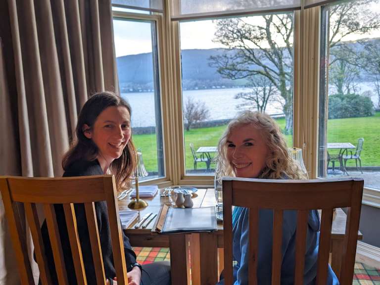 Blick aufs Wasser: Anna und Ingrid beim Frühstück