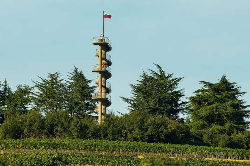 Aussichtsturm: Razgledni Stolp Gonjače