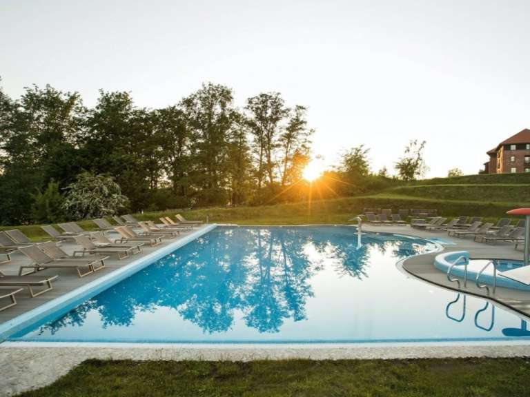 Pool und weiterläufiger Garten