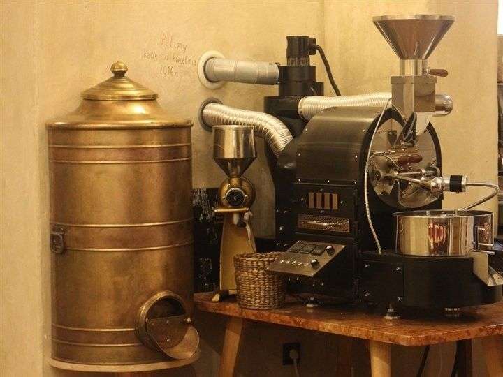 Am Morgen: selbst gerösteter Kaffe