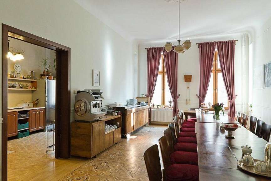 Frühstück am gemeinsamen Tisch