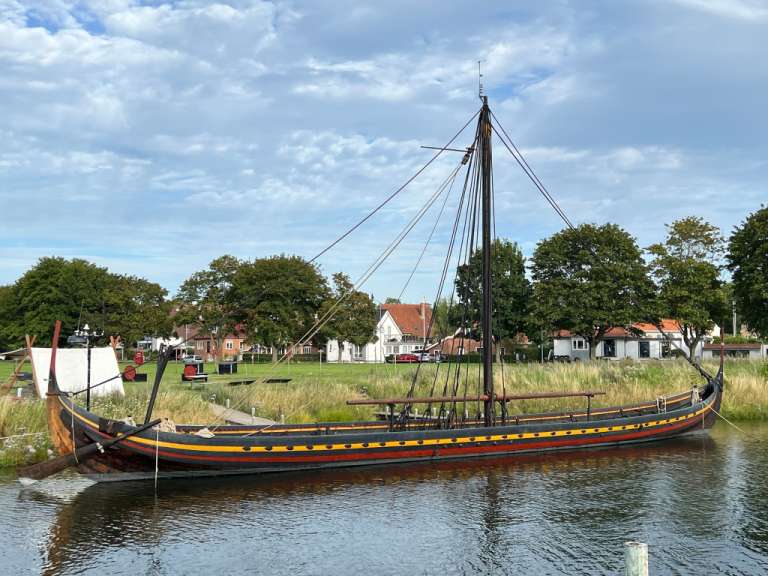 Wikingerschiff im Hafen von Roskilde