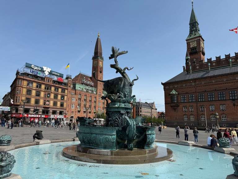 Drachenbrunnen auf dem Rathausplatz
