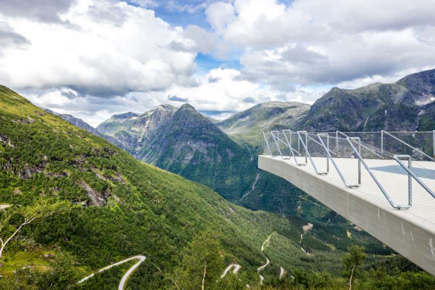 Weite Blicke in das Tal: Gaularfjellet Utsiktspunkt