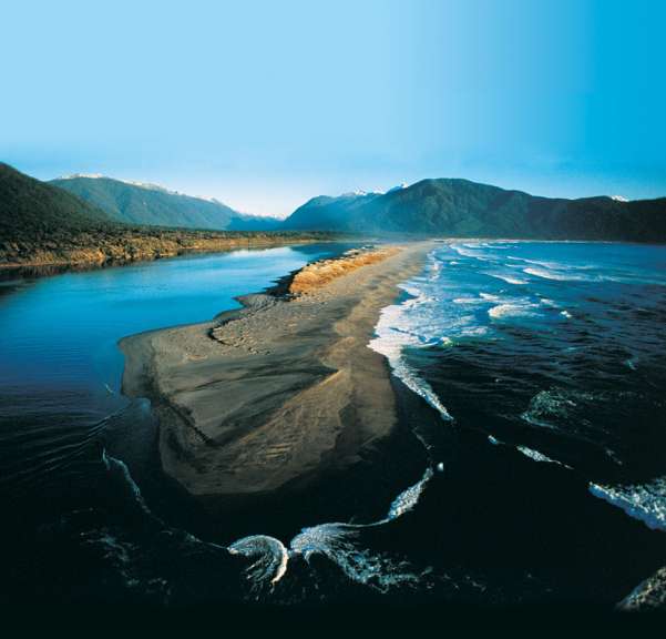 Wo der Hollyford River und die Tasmanische See sich treffen