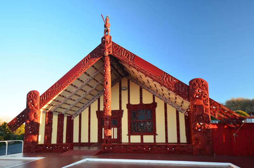 Holzschnitzerei der Maori in Rotorua