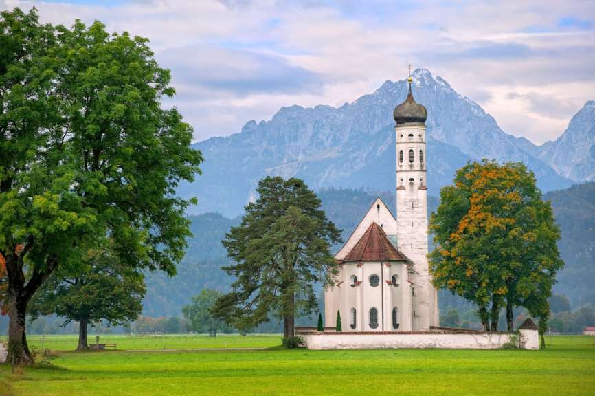 Barockkirche vor alpiner Kulisse: Allgäu