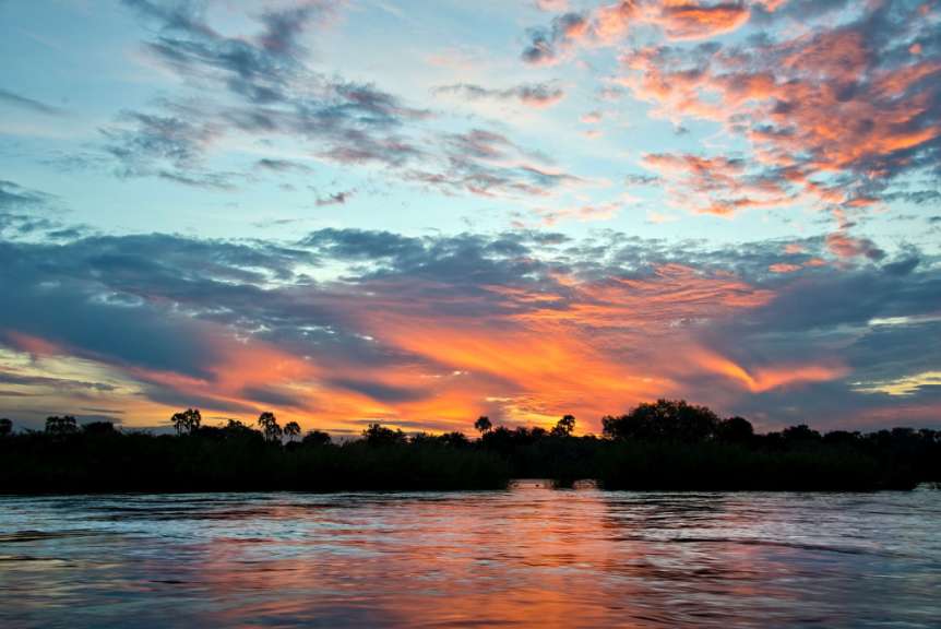 Naturwunder: Sonnenuntergang über dem Zambezi