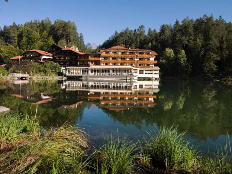 Wildromantische Lage: Wellness Hotel am Tristacher See