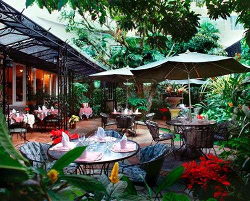 Restaurant im Innenhof: Stadthotel am Paseo Colon