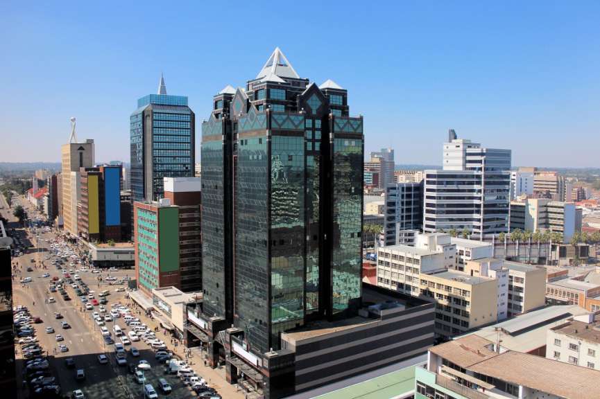 Skyline und afrikanische Straßenmärkte: Harare