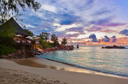 Abendstimmung auf den Seychellen: Café bei Sonnenuntergang