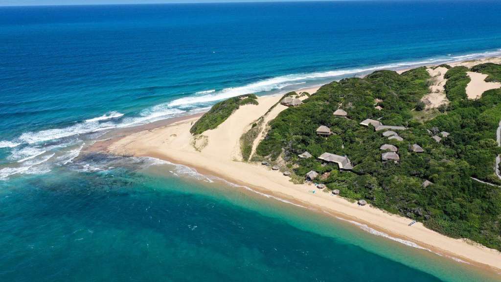 in den Sanddünen am Ozean: Lodge auf Santa Maria