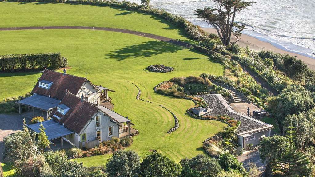 Blick auf die Tasmanische See: Strandhaus in Taranaki