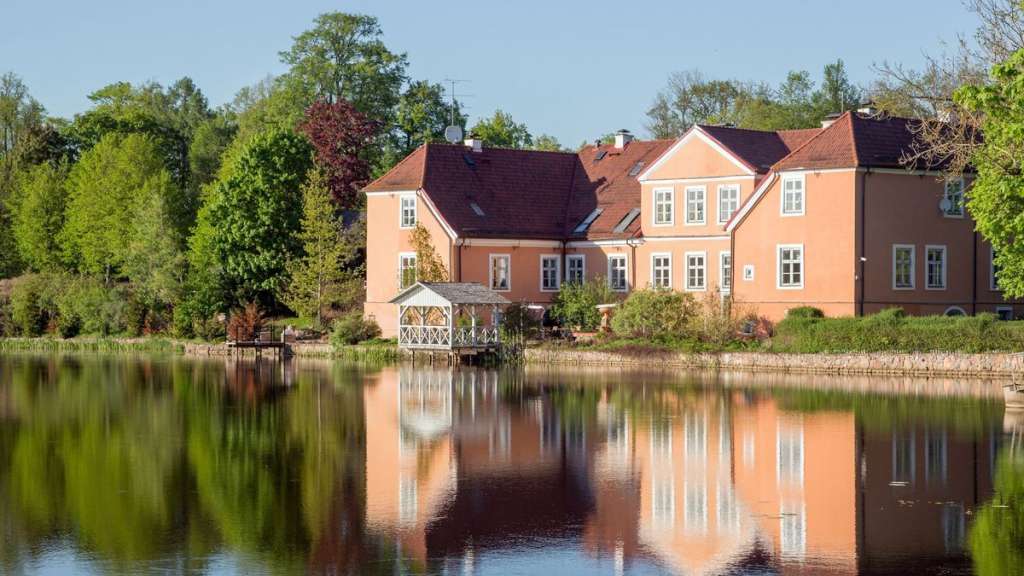 erstrahlt im alten Glanz: Gutshof von Kuksu