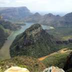 dichte Vegetation, steile Hänge: Abstieg in den Canyon
