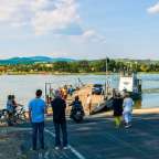 am Donauknie: Autofähre bei Vac