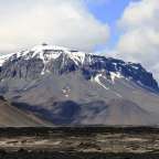 schwarze Lavawüste: Ódáðahraun mit Vulkan Herðubreið