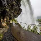 geschützte Passage unter dem Wasser: Steinsdalsfossen
