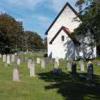 Normannische Giske Kirke mit Friedhof