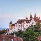 Im warmen Sonnenuntergang: Schloss Neuenburg über Neuchâtel