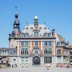 links hinter dem Rathaus: Belfried von Namur