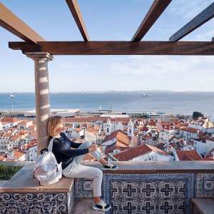 Rote Ziegeldächer, alte Architektur: Lissabon