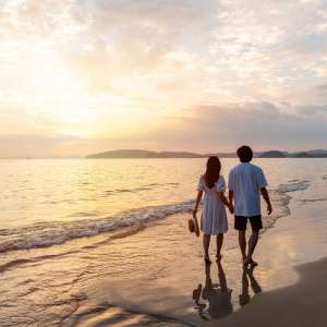 Junges Paar am Strand