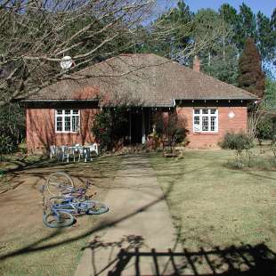 1998: Pfarrhaus mit weißer Garage in Hermannsburg Südafrika