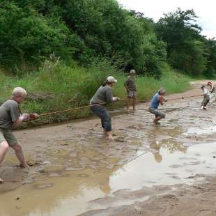 Teambuilding: Tauziehen im Matsch!