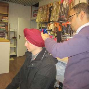 und Darius bekommt einen Turban...