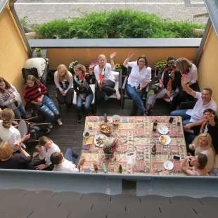 Wir feiern auf der Terrasse.