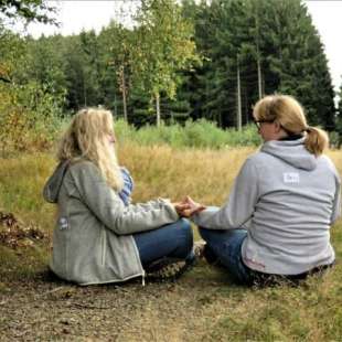 Kerstin und Claudia probieren an Meditation