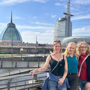vor dem Klimahaus: Karin, Jess und Ingrid