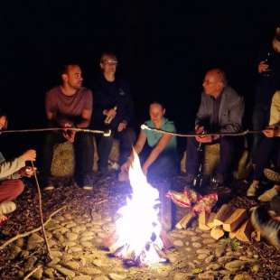 den Abend ausklingen lassen: Gespräche am Lagerfeuer