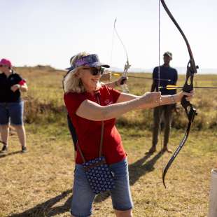 Ingrid Duminiet visiert die Holzscheibe an